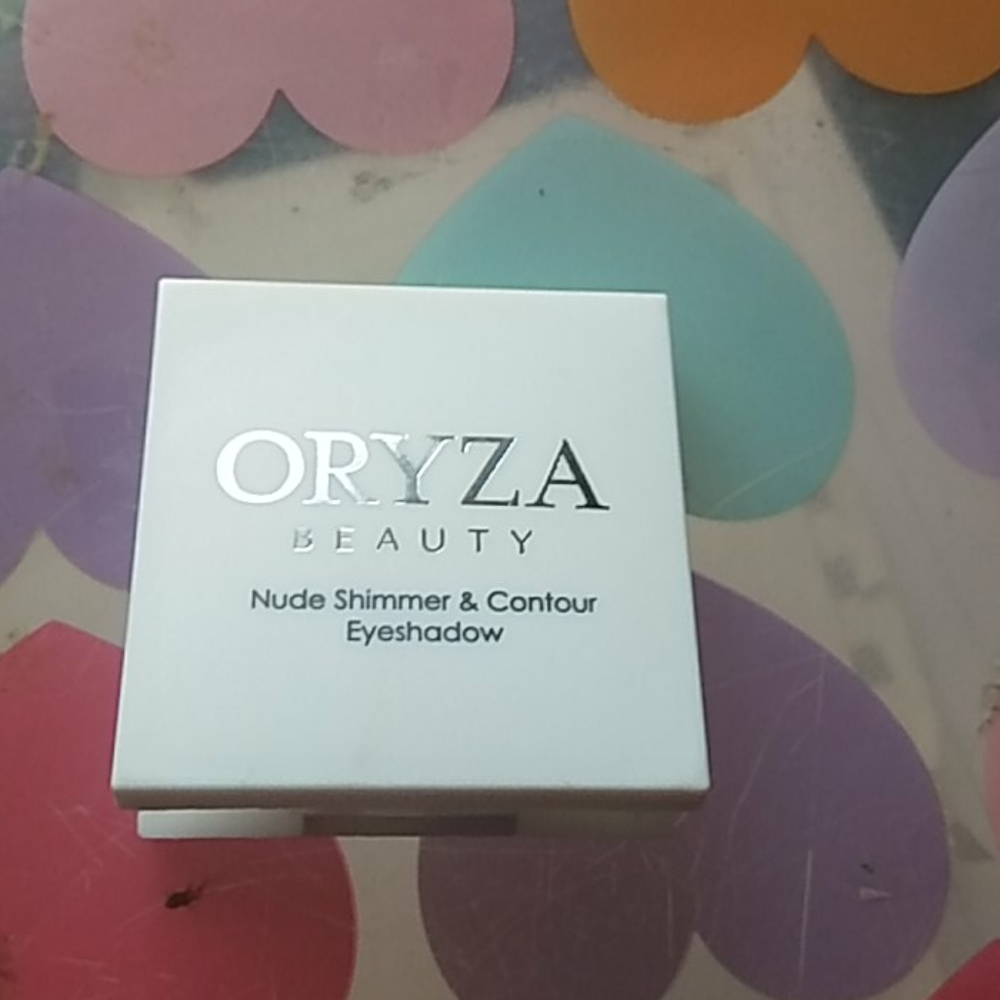 Shimmer and contour eyeshadows